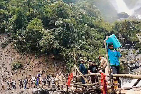 BRO team evacuate tourists